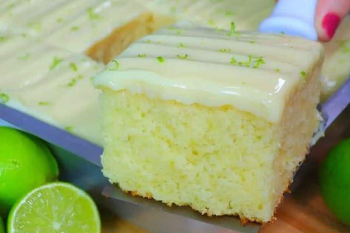 Bolo de limão fofinho cobertura de leite condensado perfeito