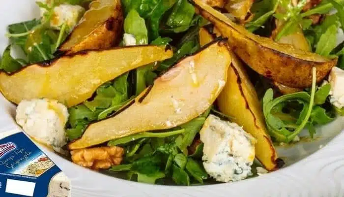 Salada de Folhas Verdes com Peras Assadas, Nozes e Queijo Gorgonzola