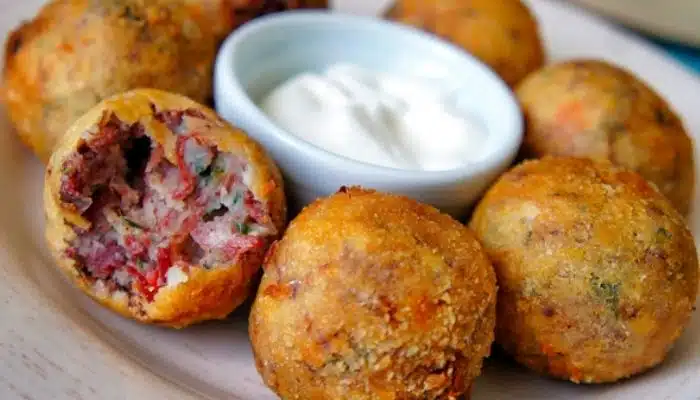 Bolinho de Carne Seca com Queijo Coalho Super Fácil de Fazer