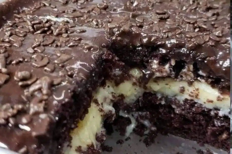 Bolo de chocolate com recheio de Ninho