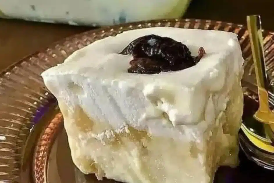 Torta Gelada de Abacaxi com Ameixas