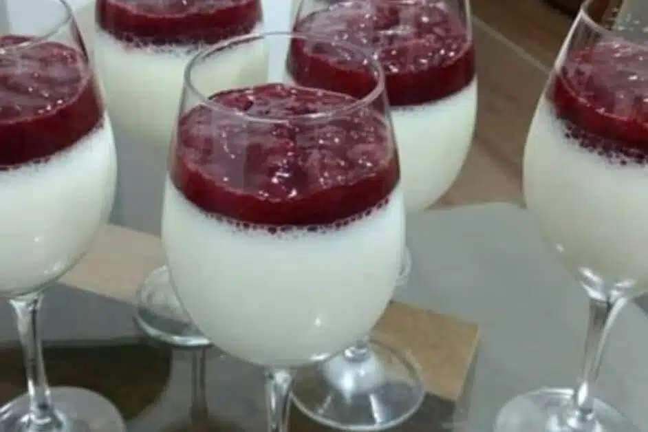 Receita de Mousse de Iogurte com Geleia de Morango