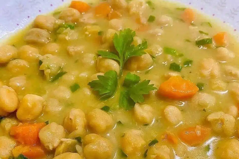 Sopa de Grão de Bico com Leite de Coco e Curry