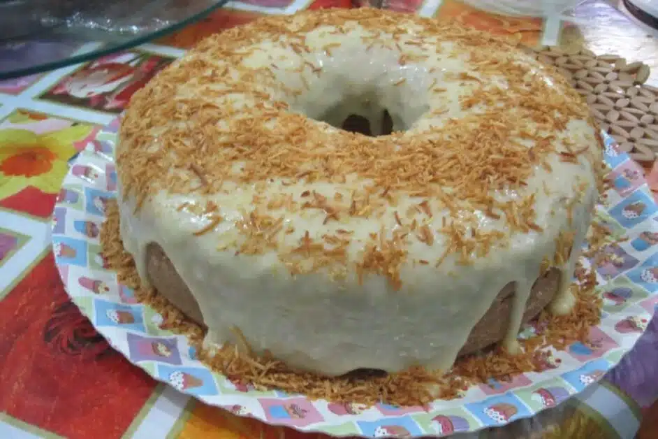 Receita de Bolo de Coco Queimado com Cobertura de Brigadeiro de Coco