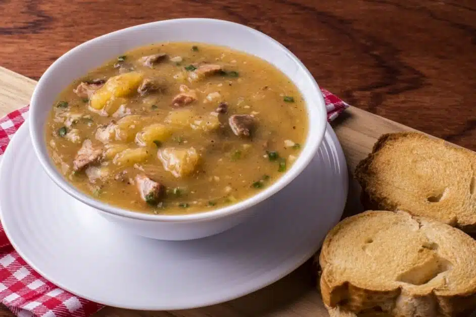 Receita de Caldo de Mandioca com Calabresa e Bacon