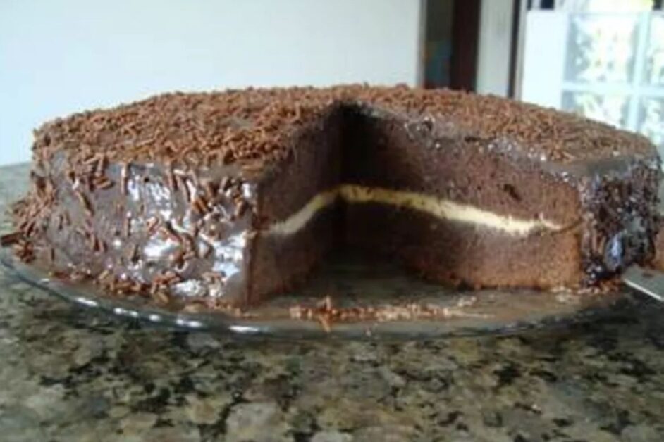 Receita de bolo de chocolate com recheio de mousse de maracujá