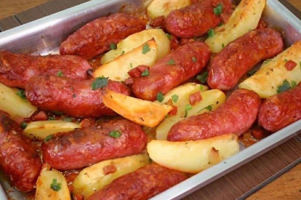 Linguiça Assada com Batata Uma Delícia Prática e Saborosa para o Seu Dia a Dia Receita Rápido