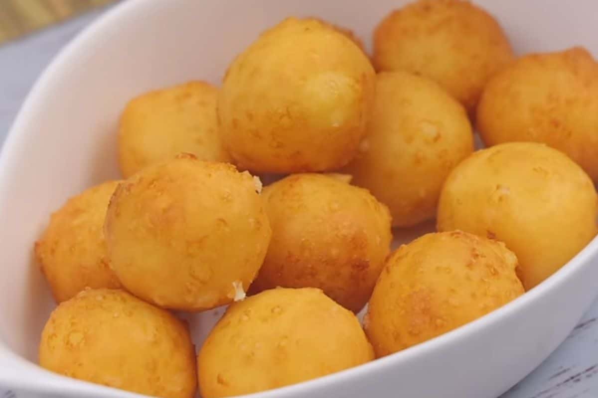 Bolinho de Queijo Delicioso: Uma Explosão de Sabor em Cada Mordida