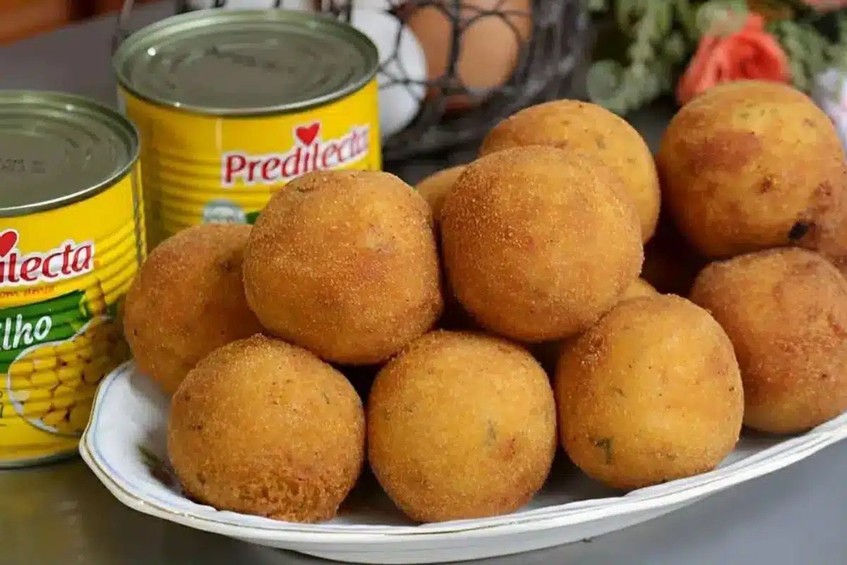 Delicie-se com um Bolinho de Milho Frito Mega Recheado com Queijo Cremoso