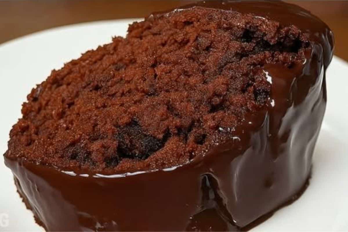 Essa receita de Bolo de Chocolate de Liquidificador vira febre sempre que preparo