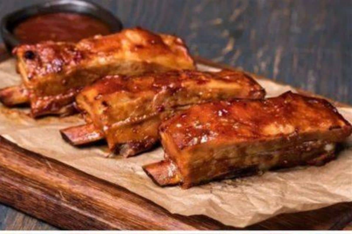 Essa Costela de Porco Caramelizada fica tão macia que desmancha na boca