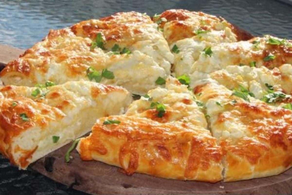 Quando faço essa receita de Pão de Queijo Grego, não sobra nem farelo na mesa!