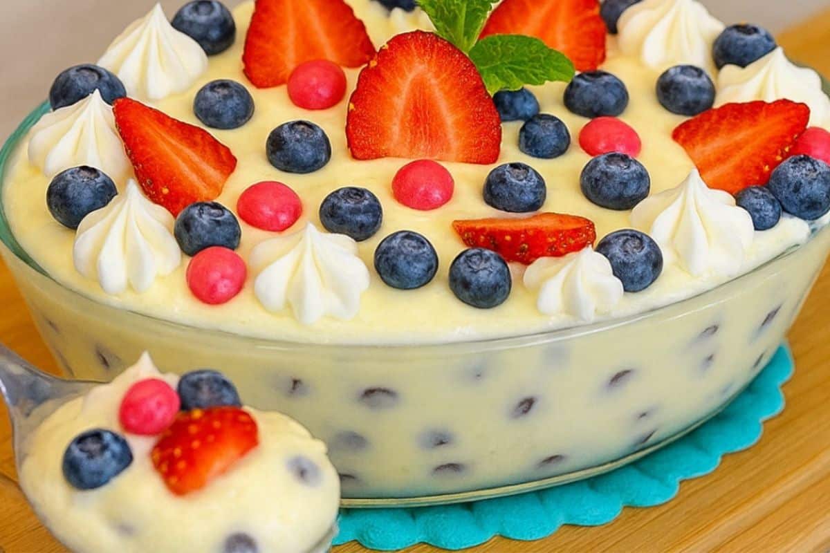 Travessa Gelada de Leite Ninho com Frutas Vermelhas Irresistível: Quando Faço Essa Travessa Gelada de Leite Ninho com Frutas Vermelhas Não Sobra Nada