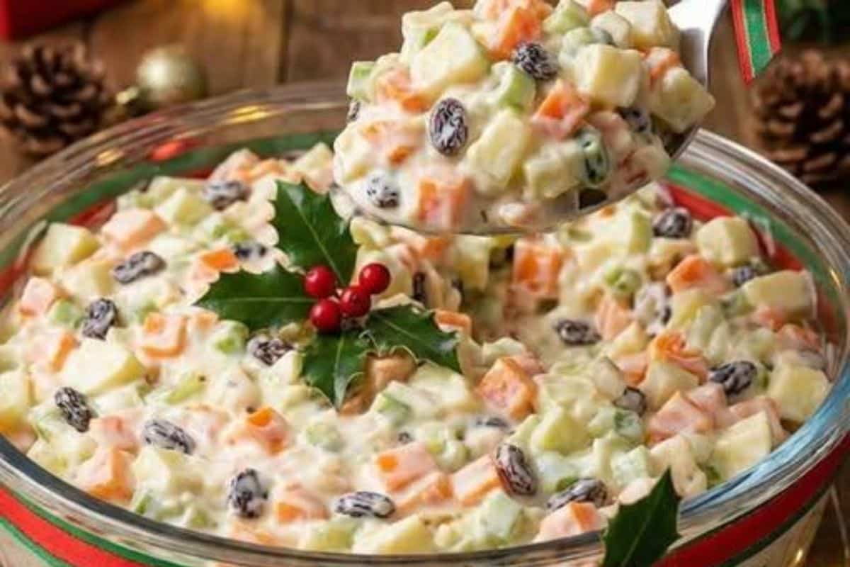 Toda vez que preparo essa Salada Olivier o pessoal briga pela última colherada