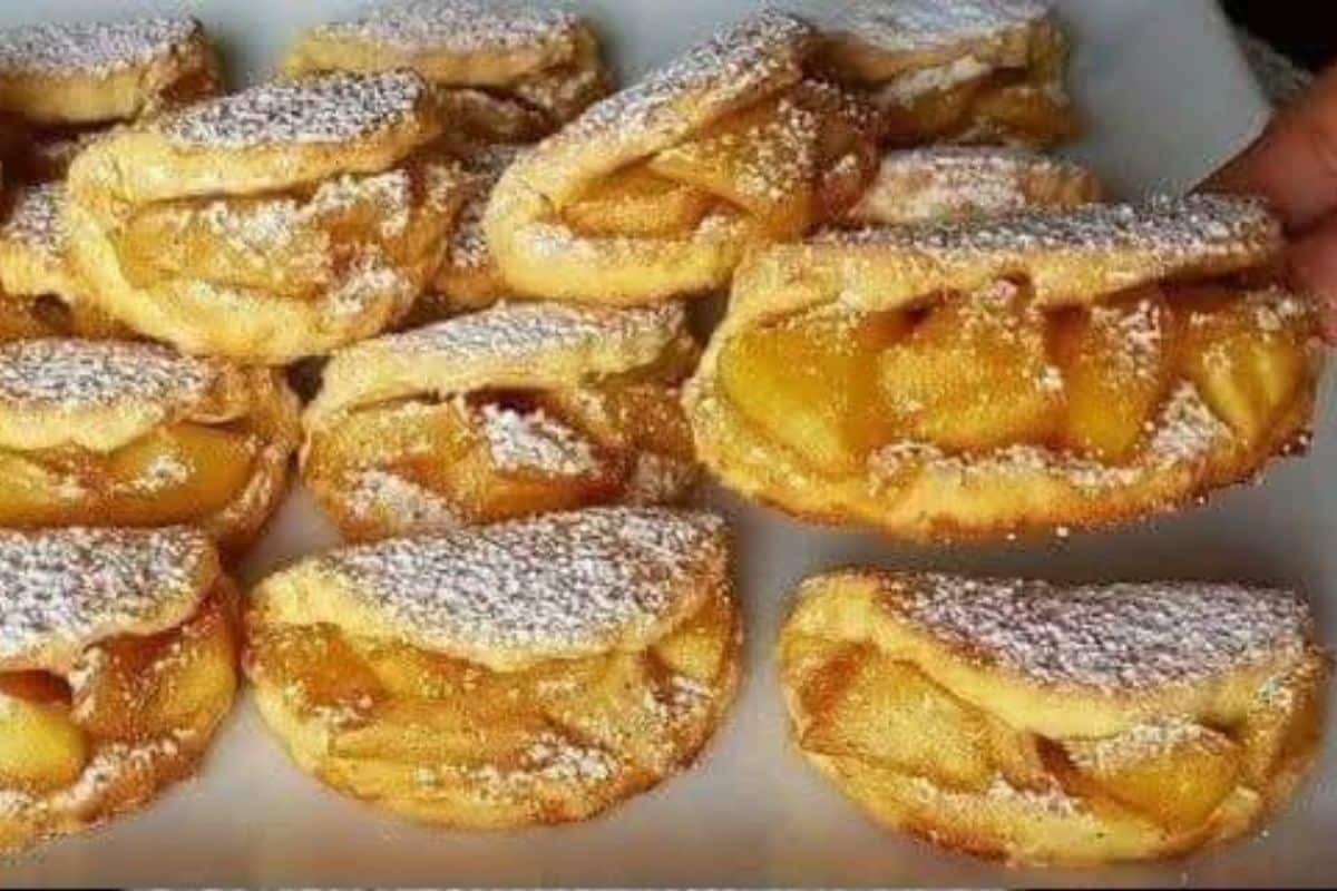 Essas Tortinhas de Maçã Polvilhadas com Açúcar de Confeiteiro Somem em Minutos