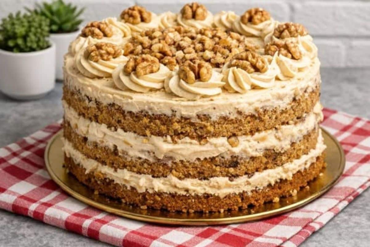 Bolo Delicioso com Creme de Nozes de Dar Água na Boca