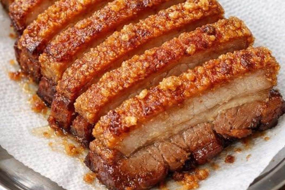 Fatias de Torresmo de Barriga de Porco Crocante que Estalam na Mordida