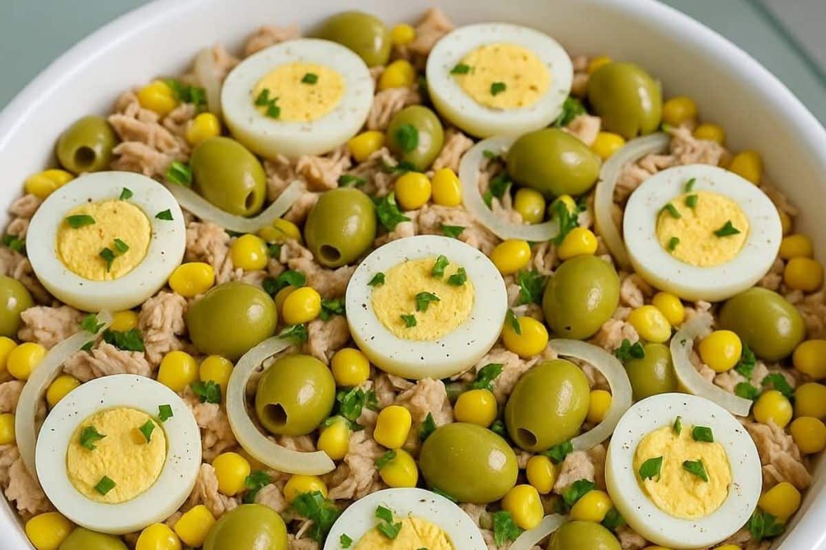 Salada de Atum com Ovos, Azeitonas e Milho Irresistível