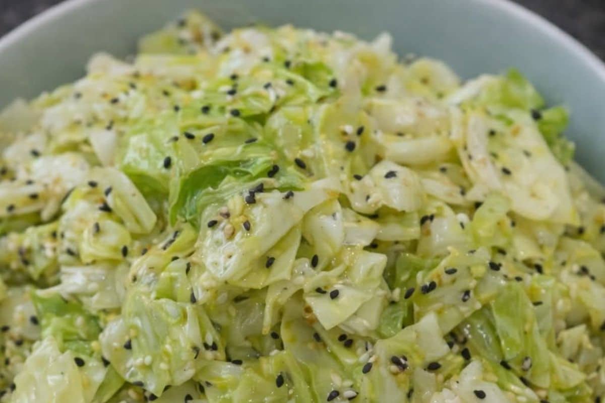 Salada de Repolho com Gergelim Crocante e Irresistível