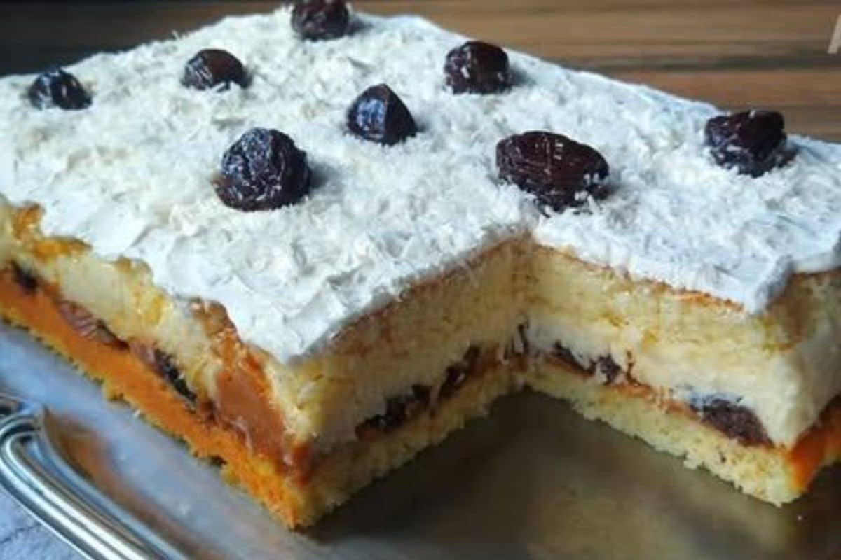 Bolo de Ameixa com Cobertura Branca Cremoso e Elegante que impressiona sem esforço