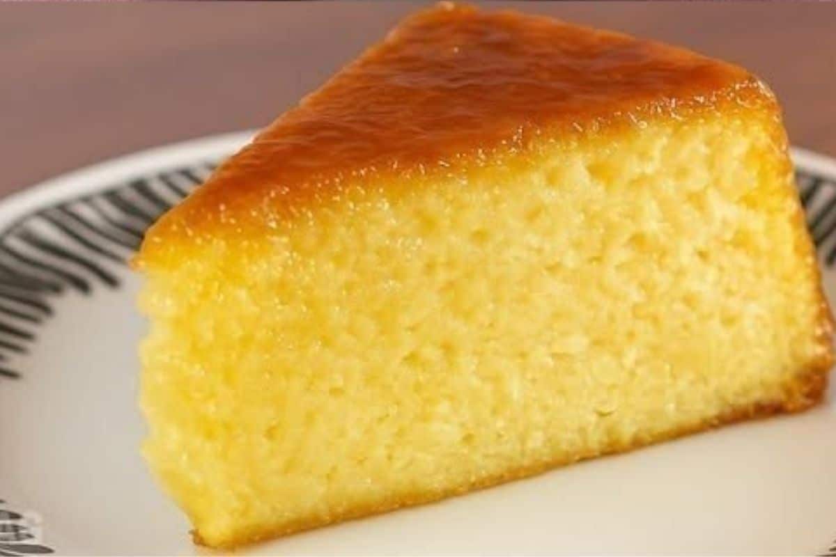 Bolo de Mandioca Cremoso com Calda Caramelizada Que Perfuma a Casa Inteira
