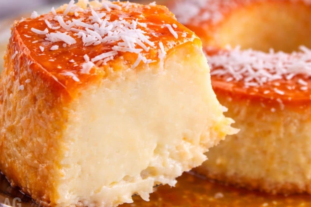 Pudim de Coco Cremoso com Caramelo Brilhante e Coco Ralado que Derrete na Boca