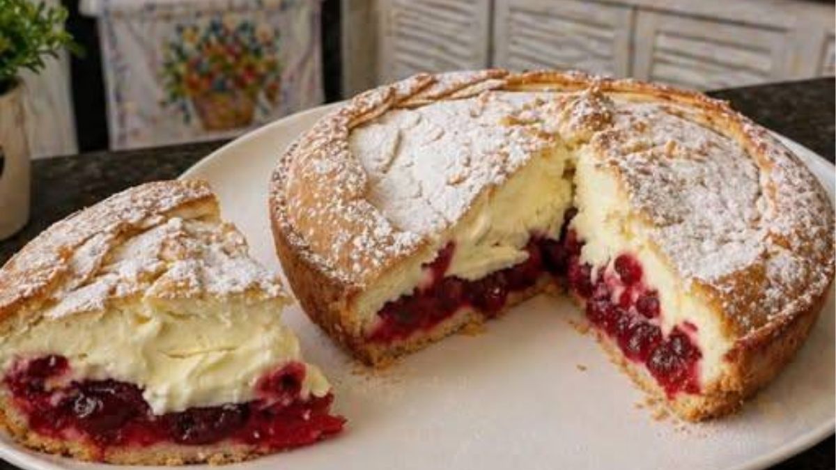 Bolo de Iogurte com Recheio de Cerejas: o bolo incrivelmente fofinho e elegante que parece ter saído de uma confeitaria famosa