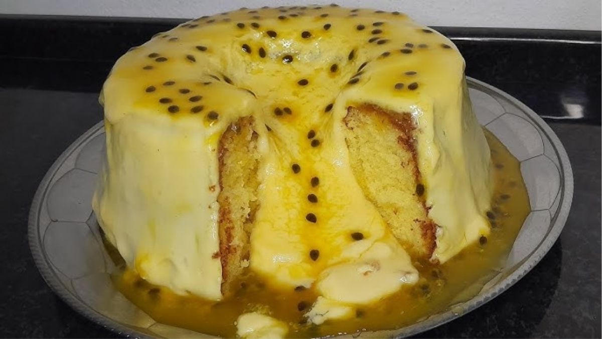 Bolo Vulcão de Maracujá: O Recheio Escorre Tanto que Todo Mundo Vai Pedir a Receita Antes da Primeira Fatia!